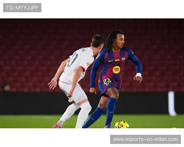 巴萨前场连续进攻，拉菲尼亚迅速插上射门得分